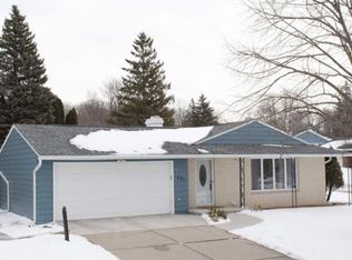 371 Skyline Blvd, Green Bay, WI 54302