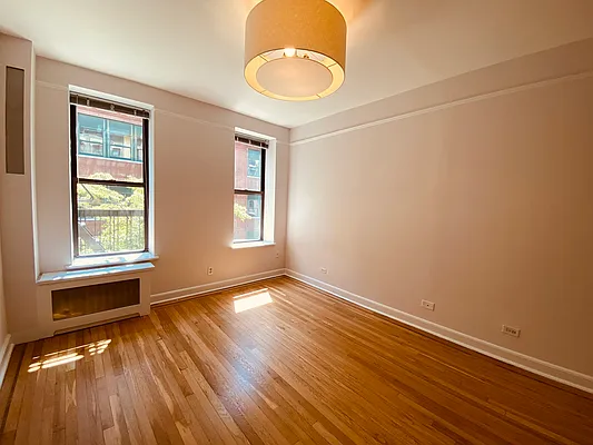 Rented by Metropolis Real Estate of Manhattan | media 2