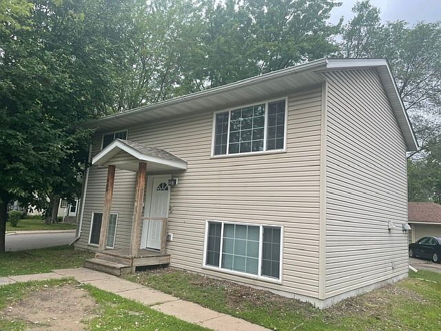 1st image of 202 17th Ave N