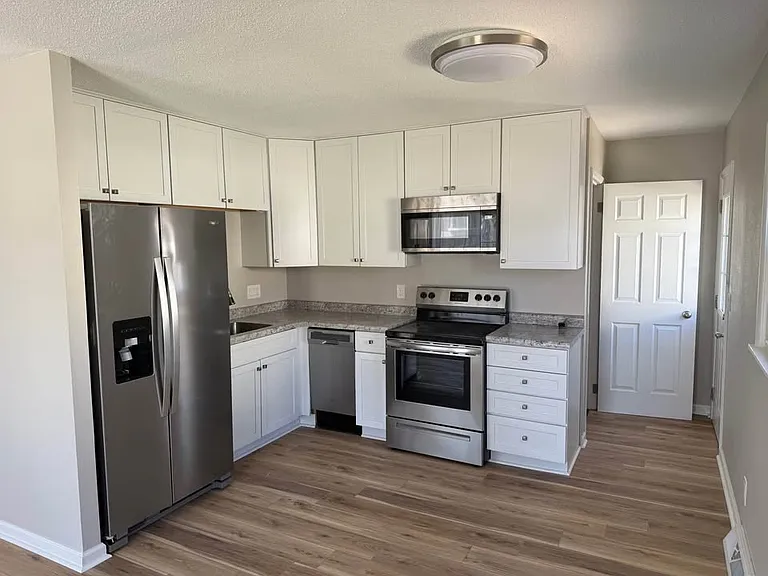 3520 Greenbrier Dr — Photo 2