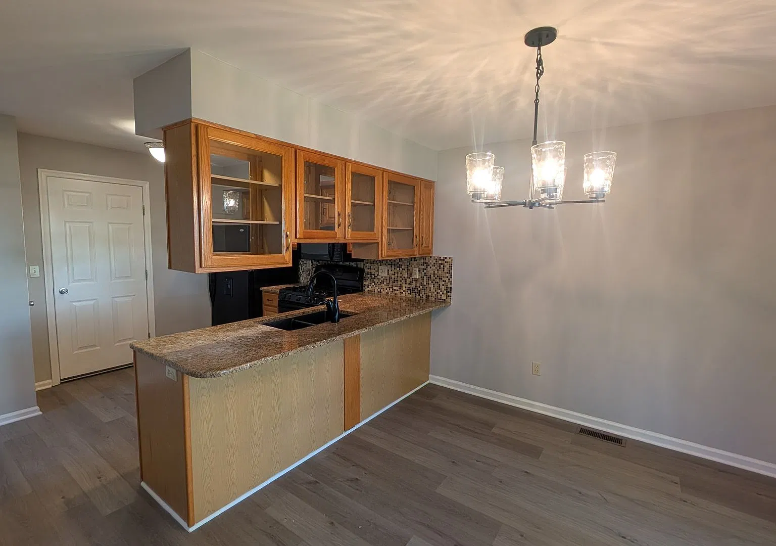 Newly Remodeled 3 Bedroom Condo — Photo 4