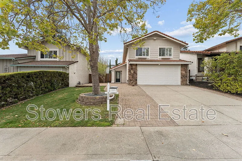 4 bed, 2.5 bath, 1704 sqft, $4,395 — Photo 1