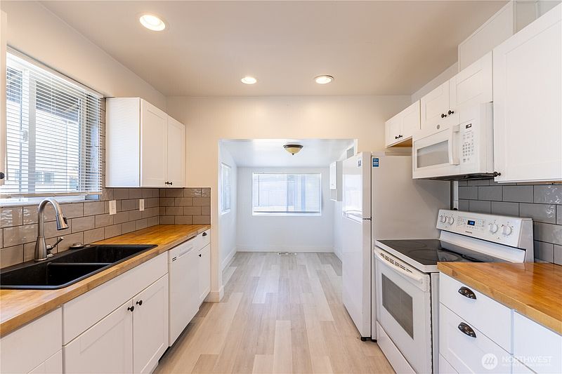 4th image of 1036 110th Street S