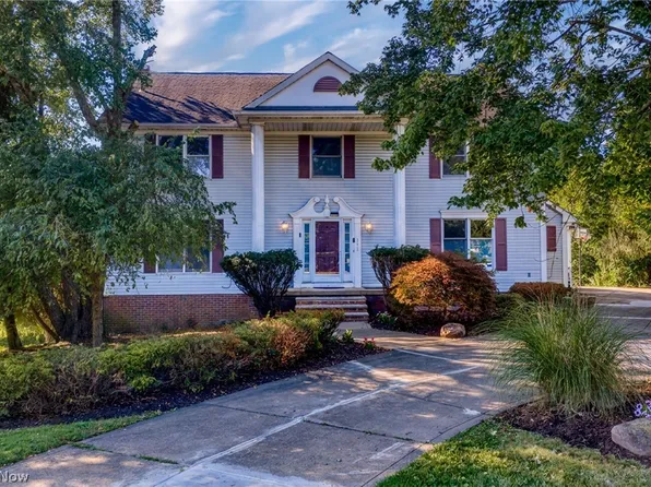 111 Waverly Ln, Chagrin Falls, OH 44022