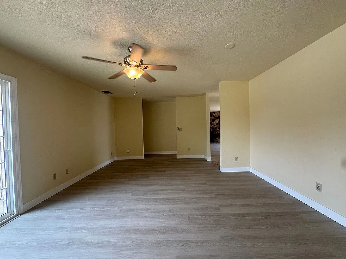 Located in a great neighborhood, 4 bedroom, 2-bath home with a 2-car garage. — Photo 3