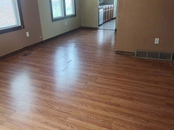 4th image of 1010 N Maple St