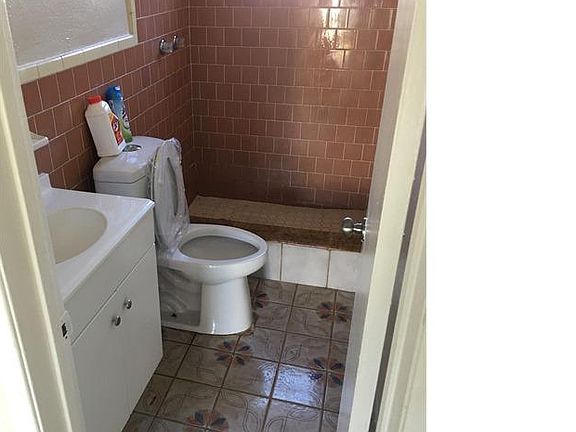 2nd image of 914 NW 13th Ave #3