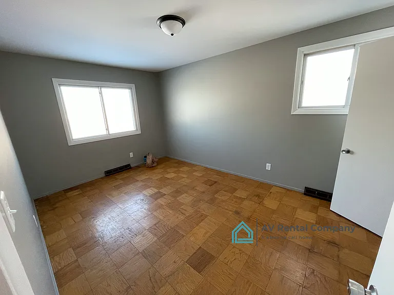 209 Titan St — Photo 4