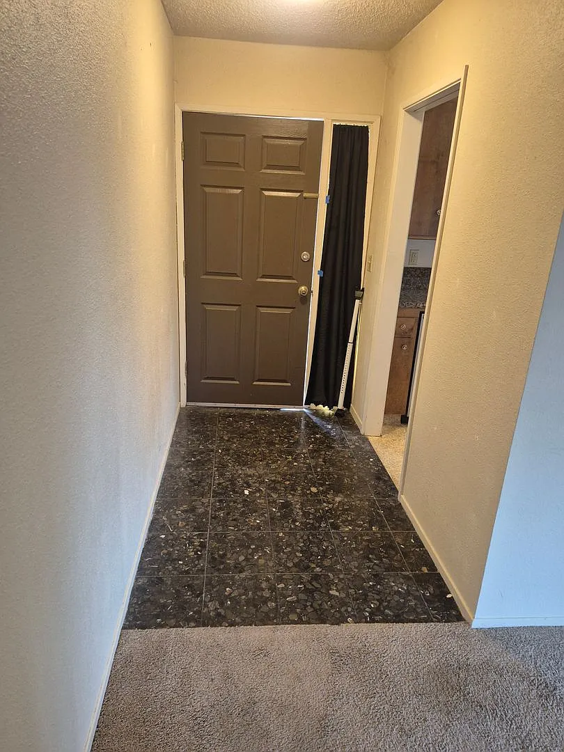 2 Bedroom Duplex in the Pocket Area — Photo 4