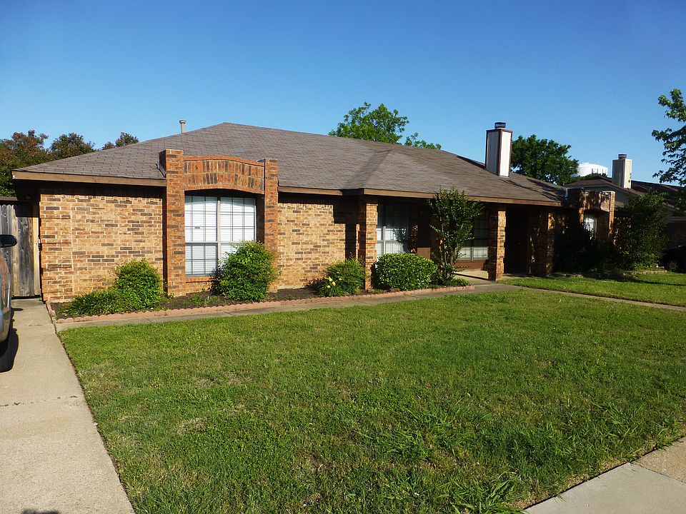 Low Maintenance yard with sprinkler system and rubber mulch