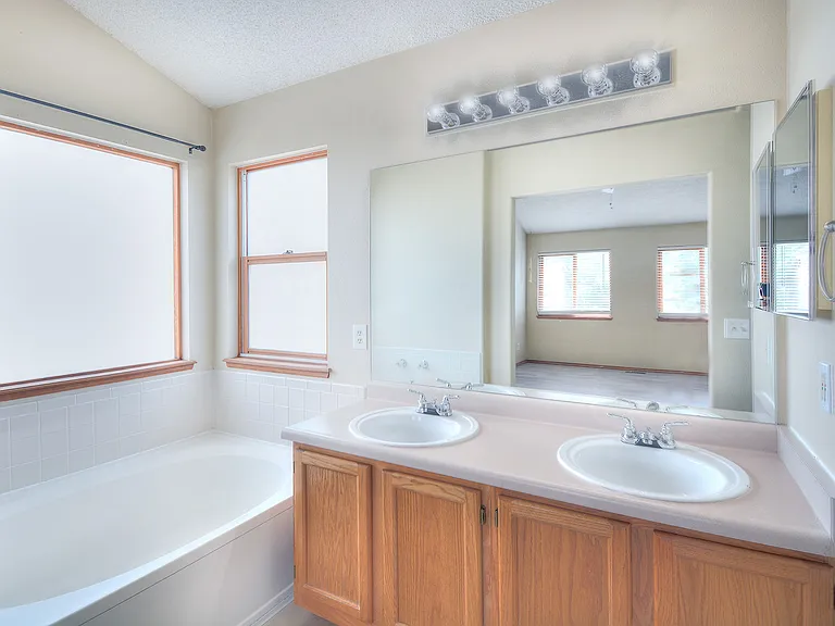 2540 Lyncrest Dr — Photo 9