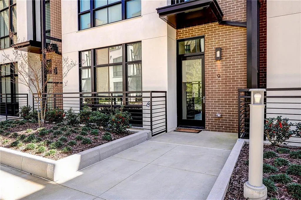 3 bed, 3.5 bath, 3500 sqft, $8,000 — Photo 2