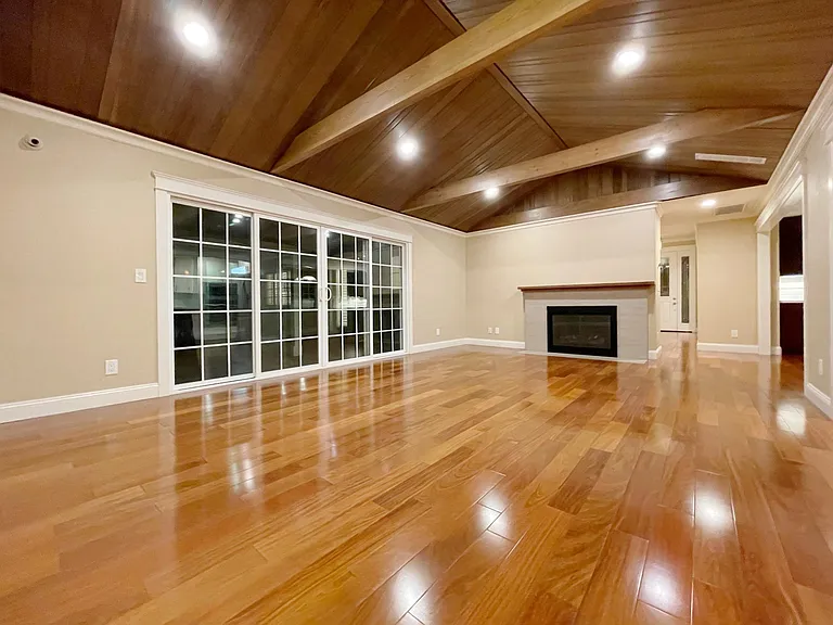 387 Alicia Way — Photo 2