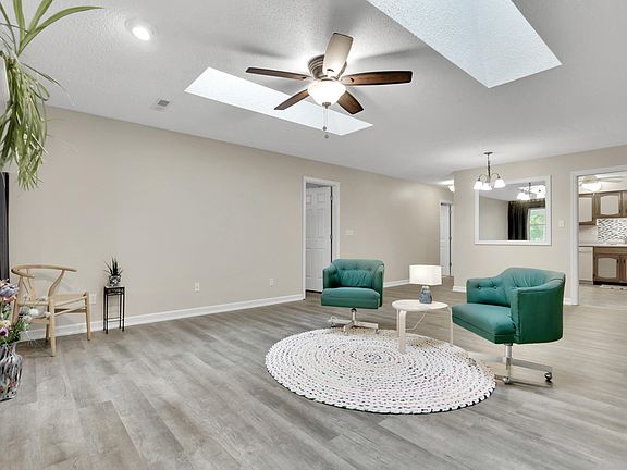 5th image of 233 Camelot Ct