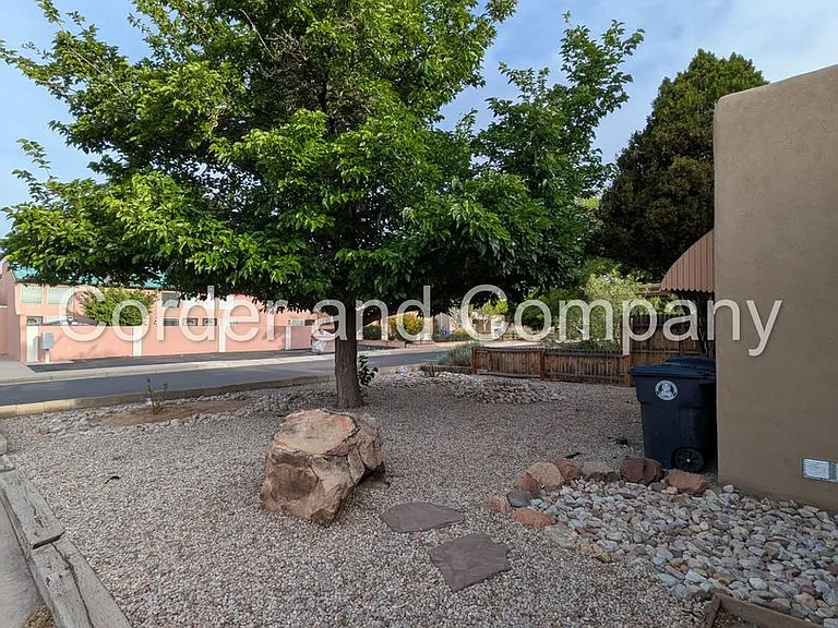 302 Valencia Dr NE — Photo 3