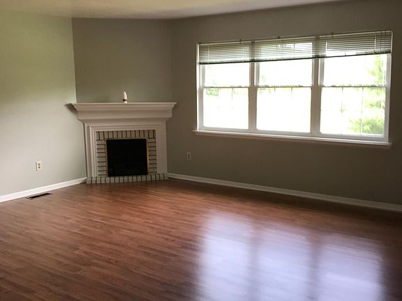 4th image of 346 Carlyn Ct