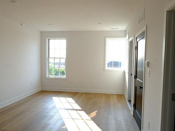 5th image of 3148-52 Richmond St #9