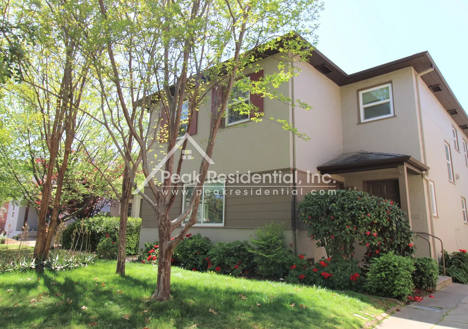 East Sacramento 2/1 Duplex With 1 Car Garage! — Photo 1