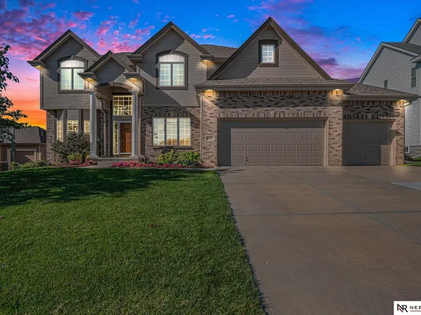 4905 Shoreline Cir, Papillion, NE 68133