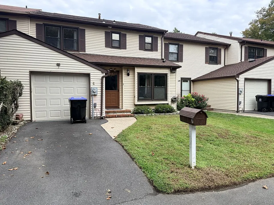 7 Hoffman Ct
