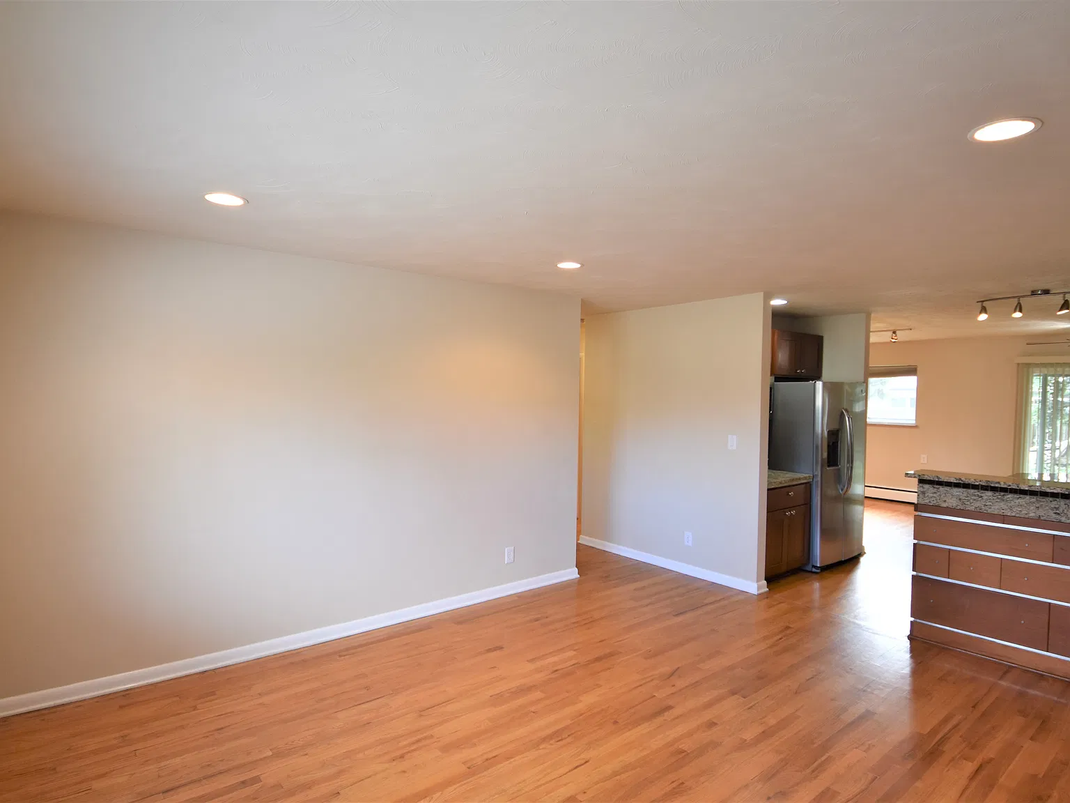 3 bed, 10 sqft, $4,050 — Photo 4