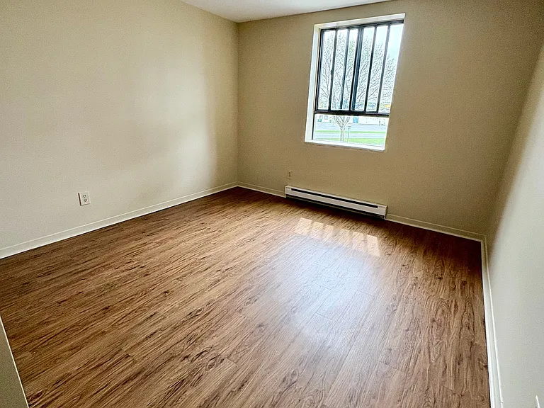 645 Glengarry Blvd — Photo 3