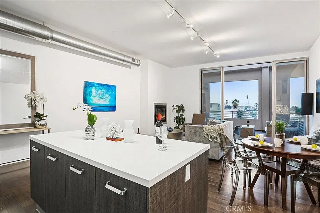 1 bed, 957 sqft, $3,599 — Photo 2