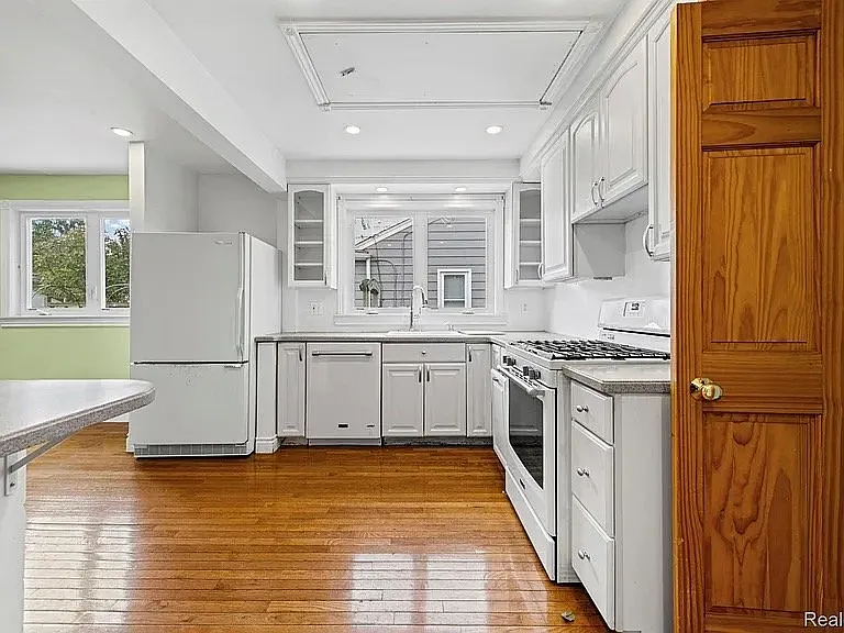4010 Linwood Ave — Photo 4