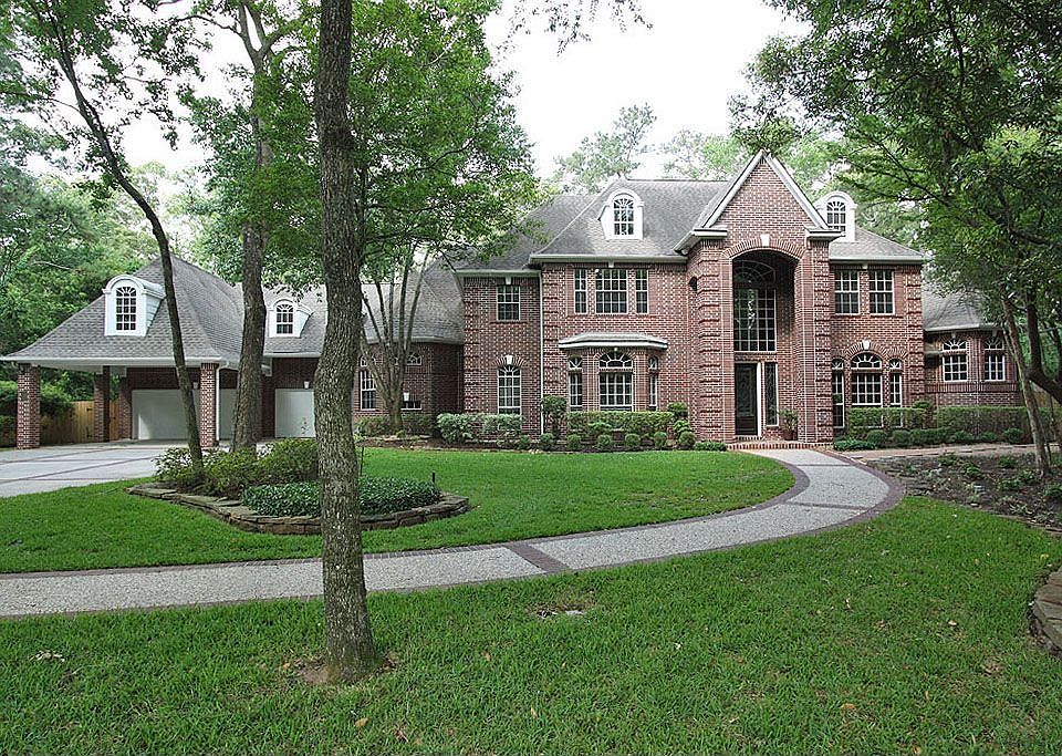 Beautiful Bill Hughes Custom built estate like home situated on 1.4 Ac.