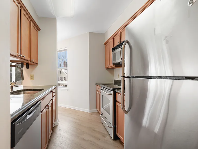 107 Sutton Dr #107 — Photo 2