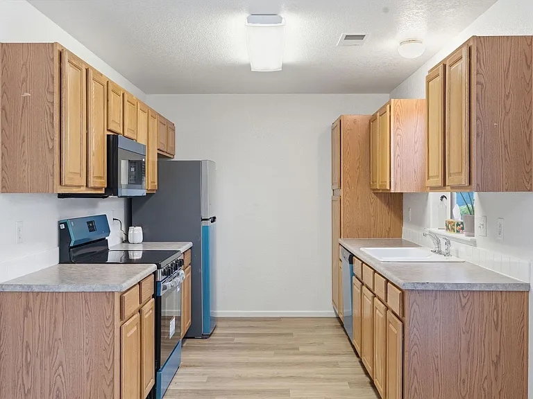 802 Waterglen Dr #D17 — Photo 11