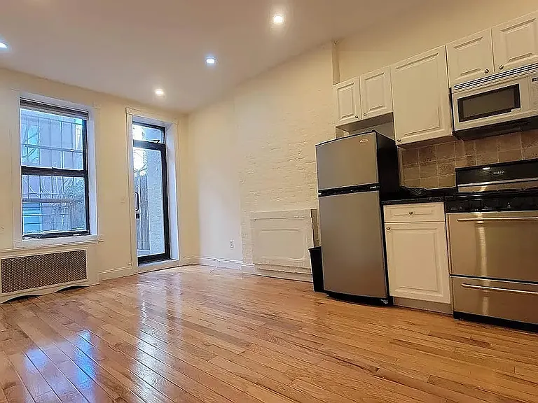 309 E 37th St #1H — Photo 3