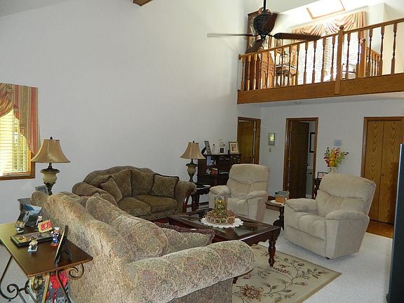 4th image of 765 Meadow Dr