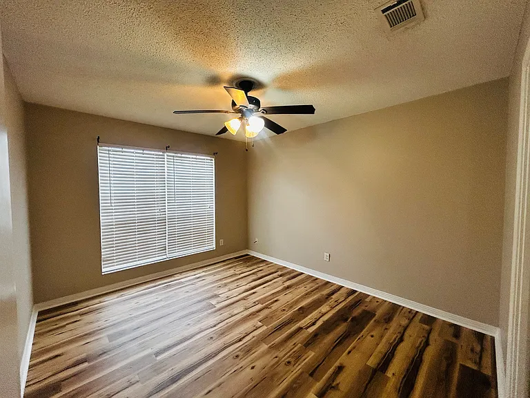 3760 Gatewood Dr — Photo 4