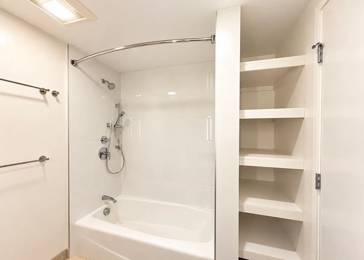 2 bed, 990 sqft, $4,400 — Photo 3