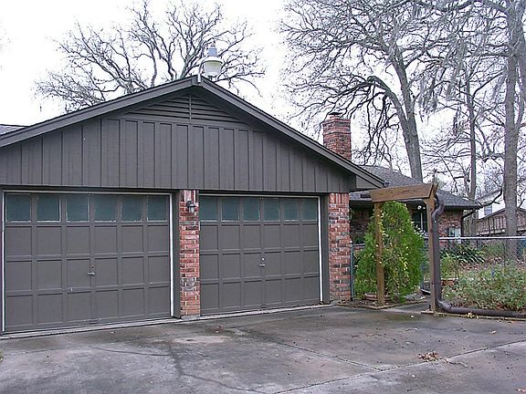 Garage is in back off of Wandering Trail