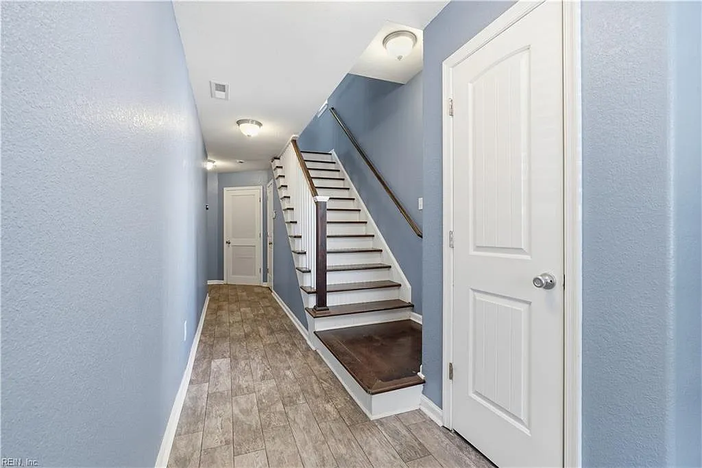 3 bed, 3.5 bath, 2163 sqft, $3,200 — Photo 2