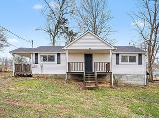 206 College St, Burns, TN 37029