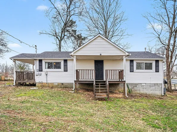 206 College St, Burns, TN 37029