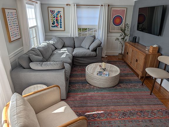 3rd image of 52 Raymond St