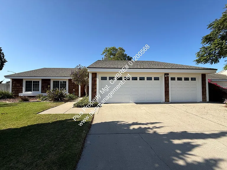 1120 Village Dr — Photo 2