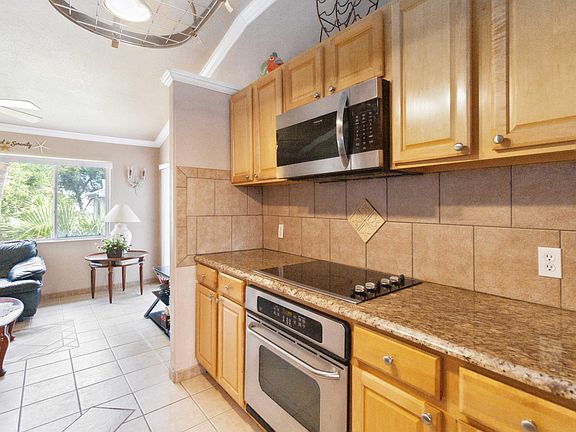4th image of 414 Beach Park Ln