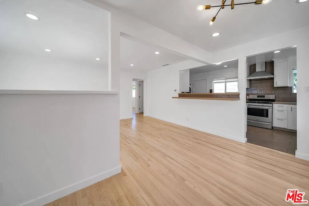 2 bed, 1.0 bath, 1305 sqft, $5,680 — Photo 3