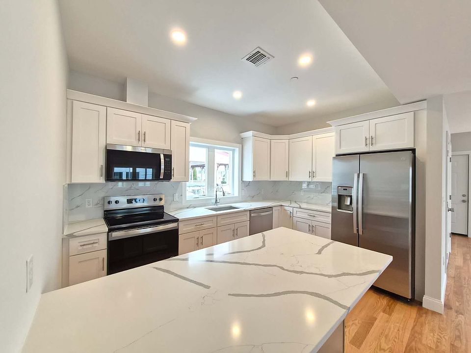 1st image of 28 Waterside Pkwy #1