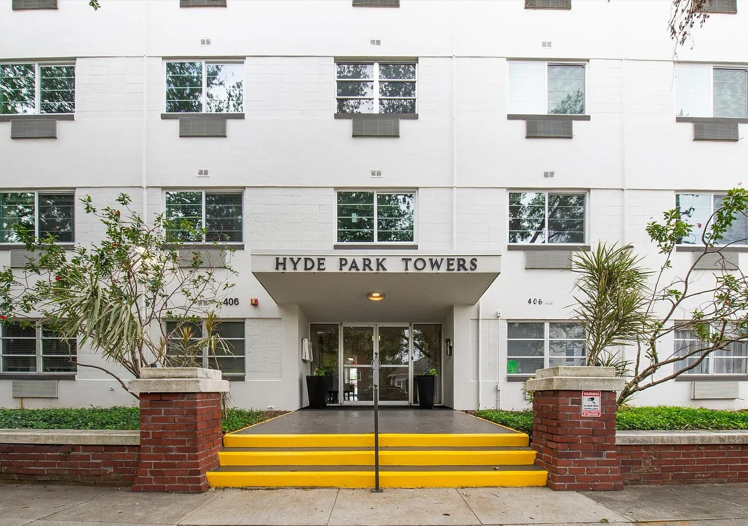 Hyde Park Towers Condo Located Near Bayshore — Photo 1