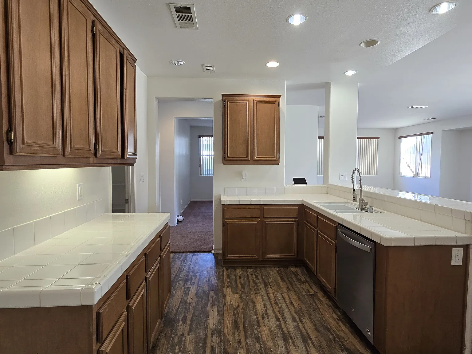 5 bed, 2832 sqft, $3,850 — Photo 2
