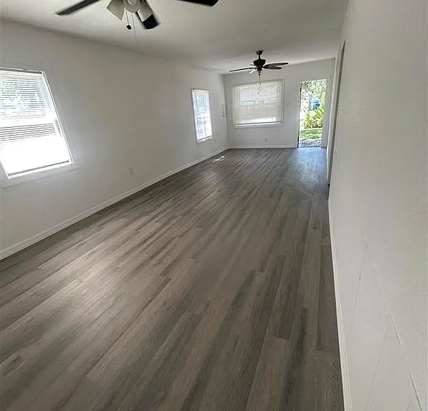 411 Union Dr — Photo 3