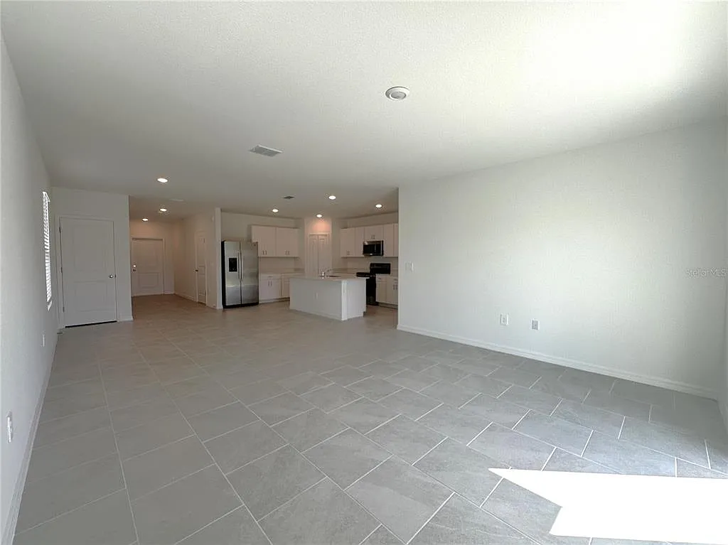 6 bed, 3.0 bath, 2463 sqft, $2,650 — Photo 3