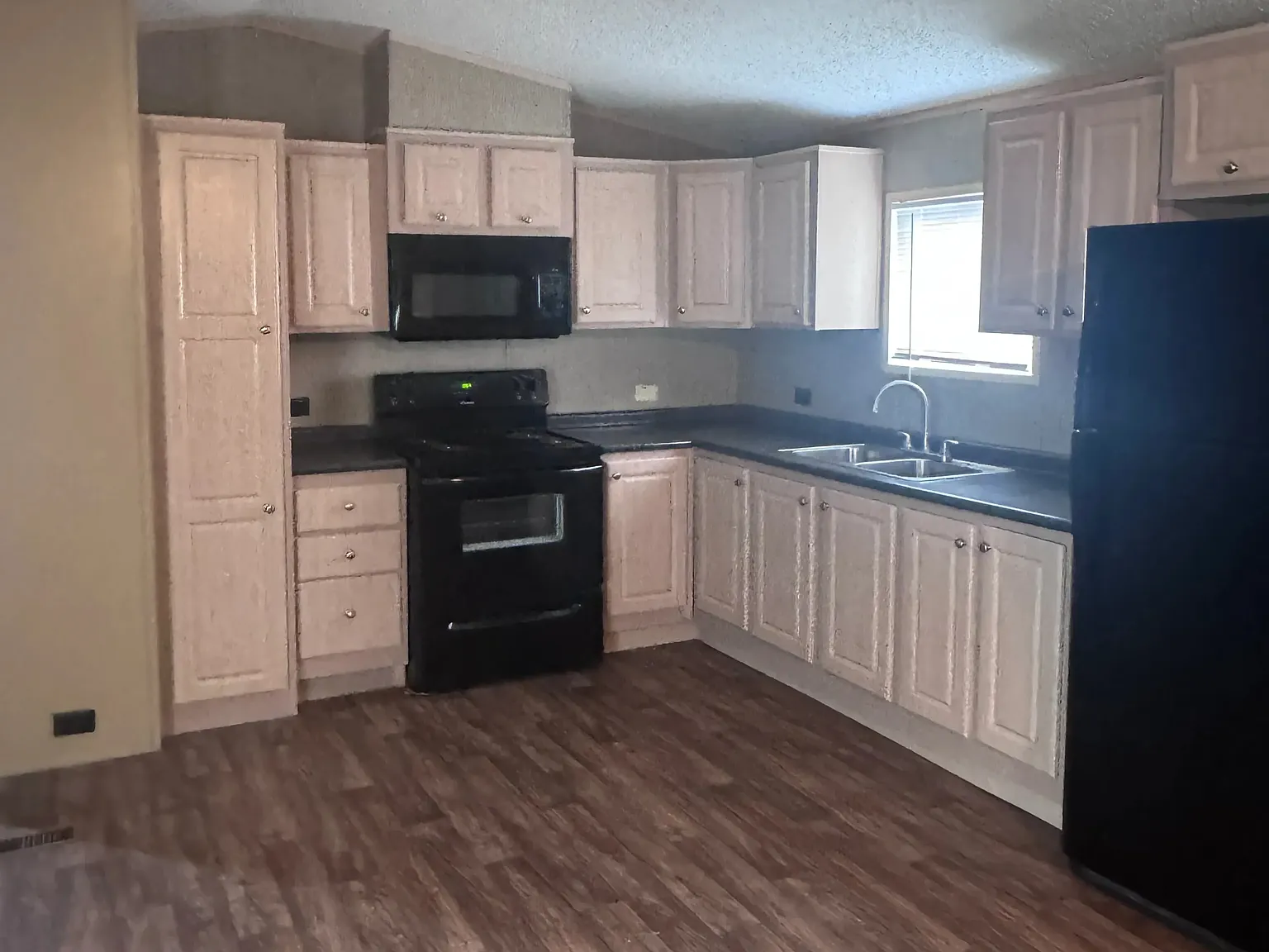 3 bed, 960 sqft, $799 — Photo 3