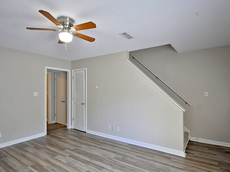 460 Martha Ln #C — Photo 5